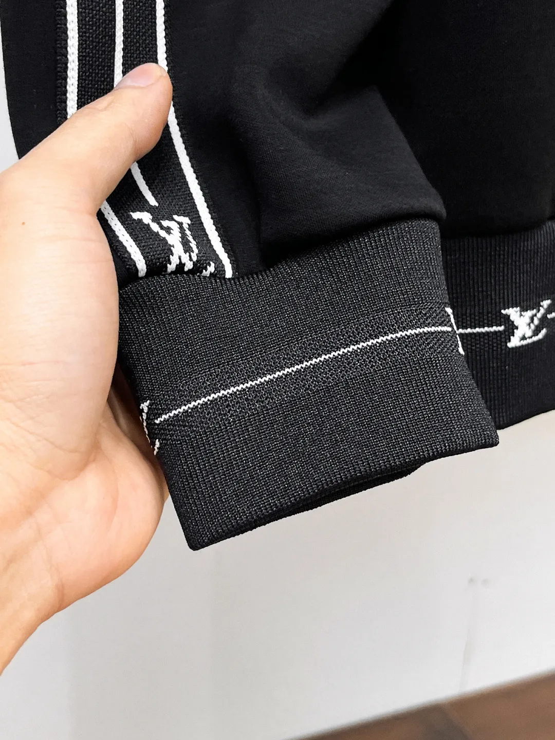 🅿️540 LV 2025 autumn and winter new counter, the same casual Tencel cotton fabric suit, breathable, comfortable and casual! Full of high-end feel! The details are exquisite and high-end, and the workmanship is impeccable! The original high-end fabric is very high-end! The fabric is crisp, anti-wrinkle and wear-resistant, warm, neat and stylish. Everyone must buy a set this autumn and winter. They must look cool and cool when wearing it. This is a model that we highly recommend! M-3XL